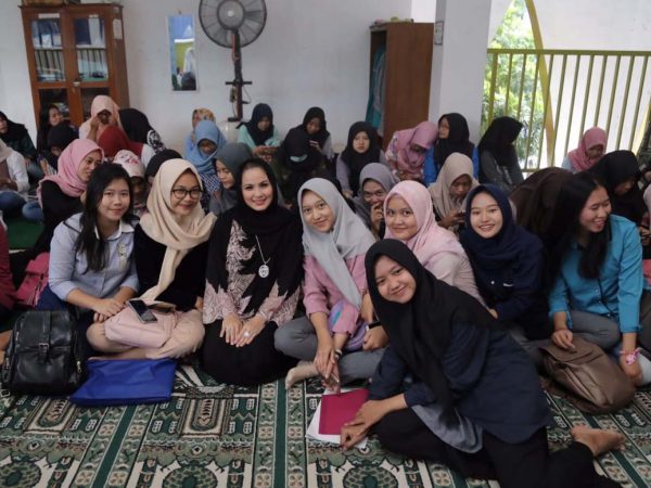 Hadiri Tabligh Akbar Tuan Guru Bajang, Ibu Yustin Disambut Ribuan Mahasiswa dan Masyarakat