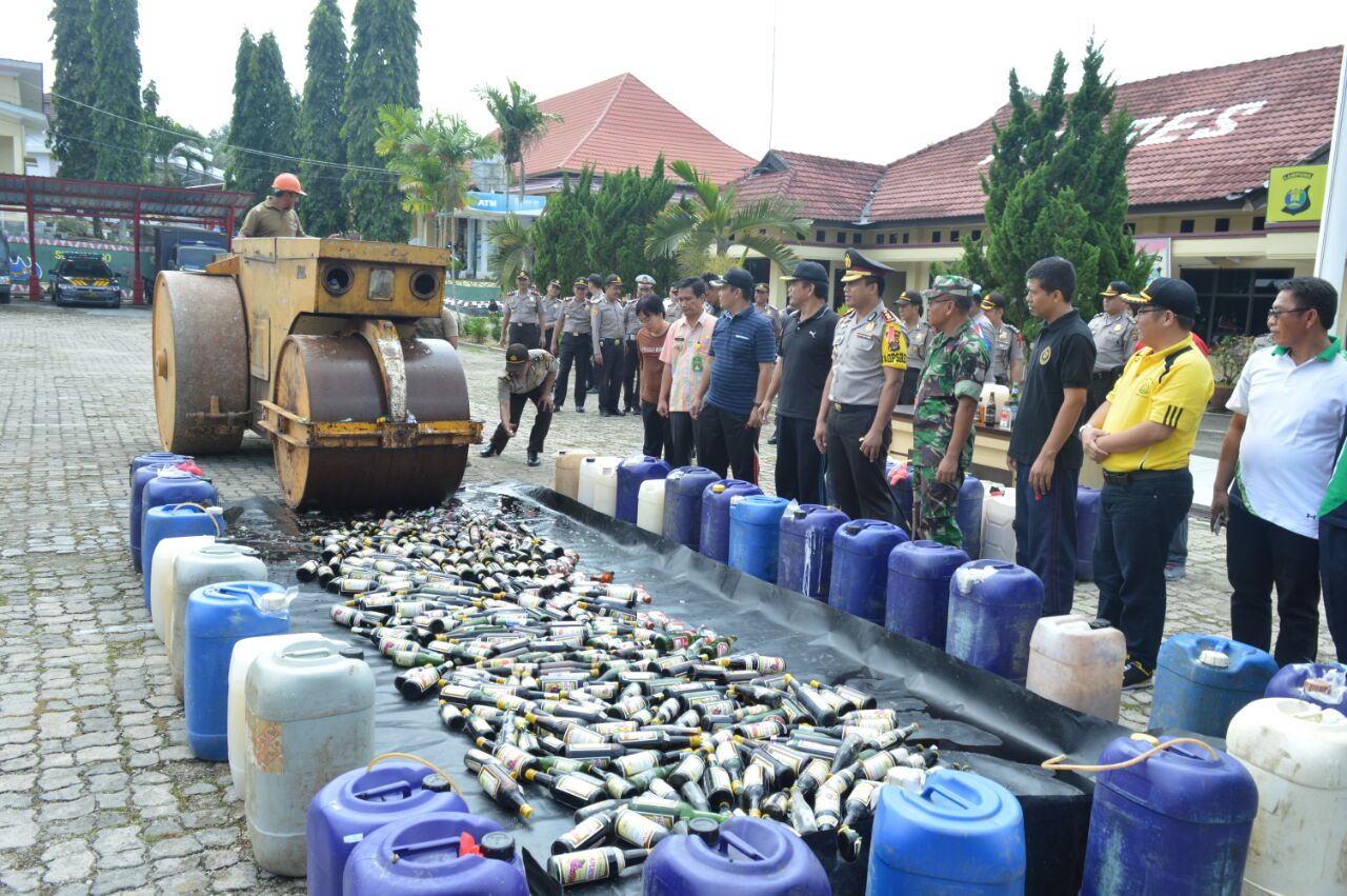 Polres Tanggamus Musnahkan Berbagai Jenis Miras