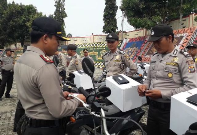 Kapolres Tanggamus Serahkan 20 Unit Motor kepada Bhabinkamtibmas