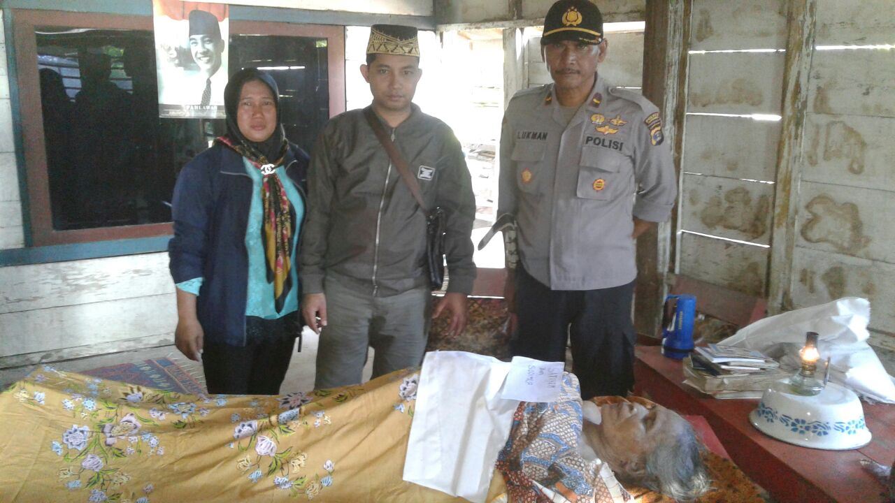 Ipda Lukman Bersama Camat Takjiah ke Rumah Korban Kapal Tenggelam