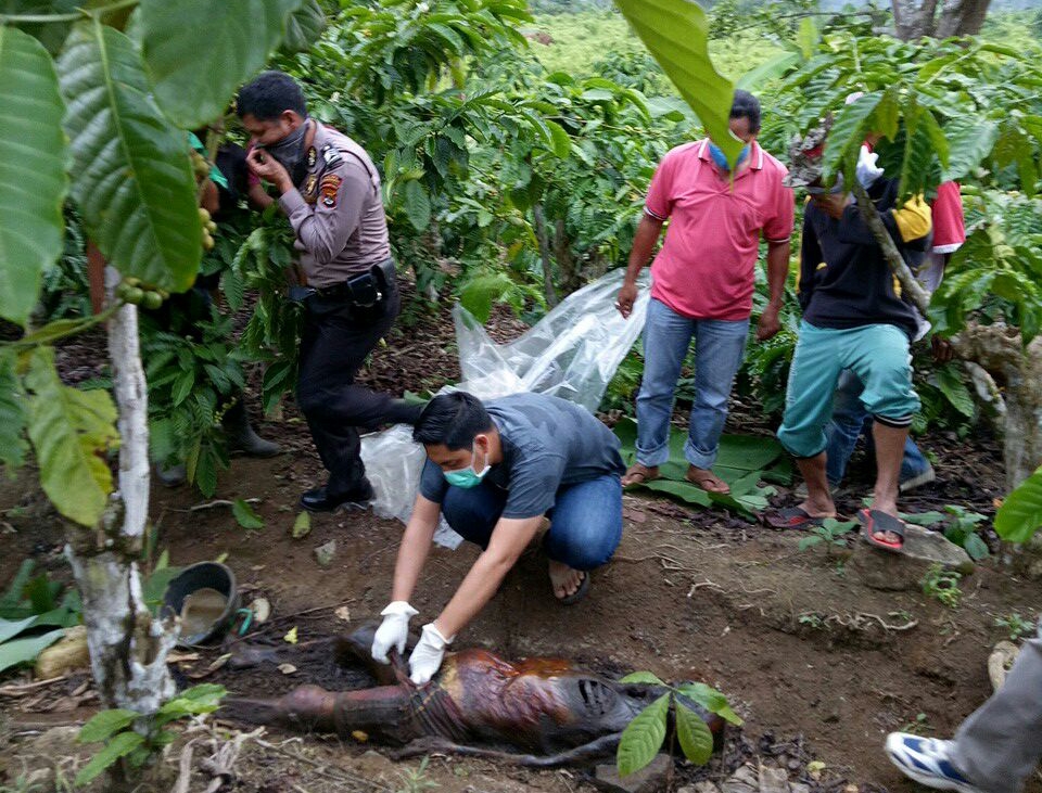 Polres Tanggamus Bersama Tim Medis dan Warga Evakuasi Jenazah Priyatno