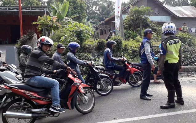 Lantas Amankan Jalur Pemasangan Kabel PLN di Pekon Terbaya Kecamatan Kota Agung