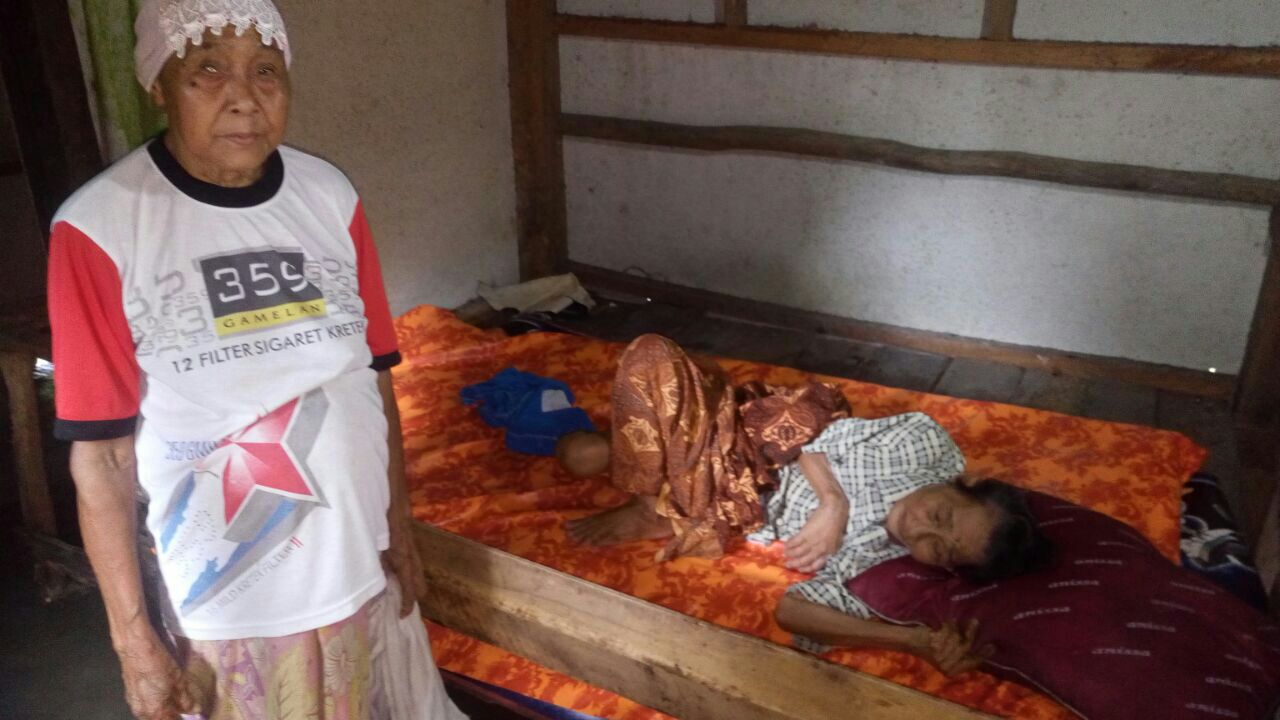 Sebatangkara Nenek Sumi Terbaring Tak Berdaya