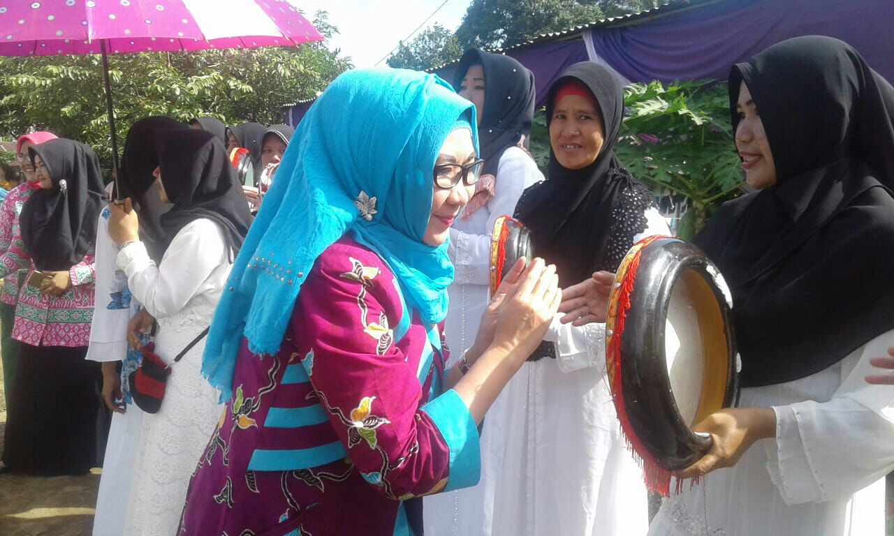 Hj. Dewi Handajani Disambut Antusias Pendukungnya di Pekon Waypanas Kab Tanggamus