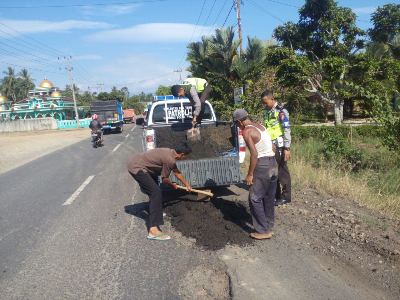 Menjaga Kamseltibcar Lantas Bripka Guruh Prasetyo Bersama Tim Timbun Jalan Berlubang