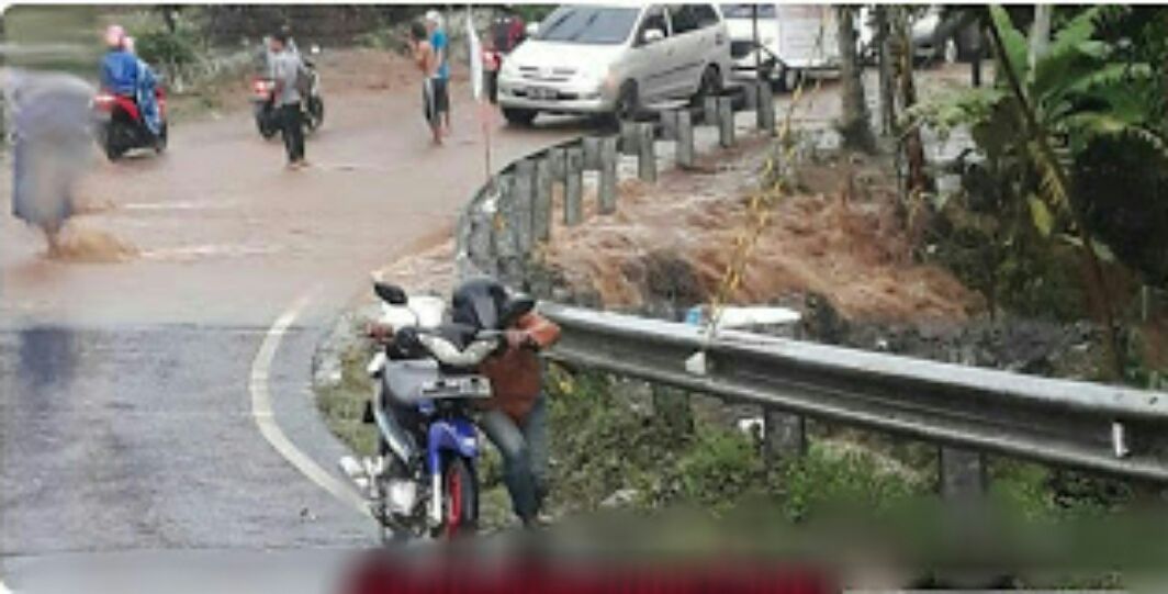 Drainase Tak Cukup Tampung, Air Genangi Jalan Lintas di Tanggamus