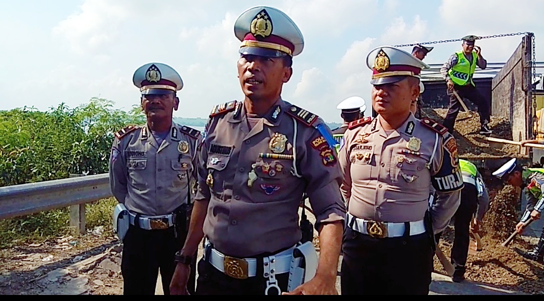 Satlantas Polres Tuba Adakan Giat Penimbunan Jalan Berlubang Khususnya Jalintim