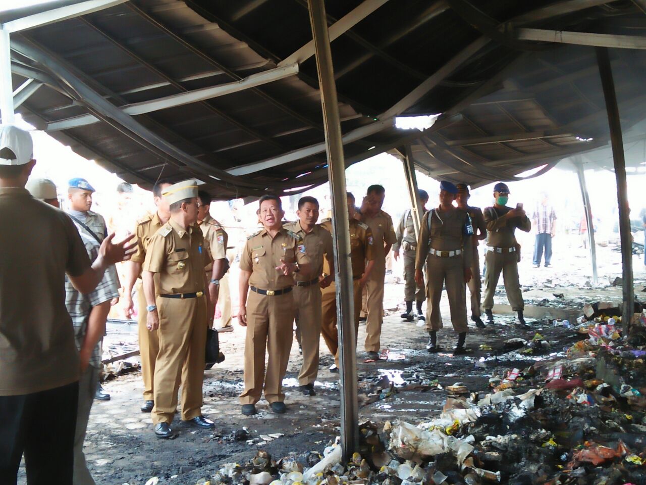 Fauzi Hasan Bersama Pejabat Pemkab Tubaba Tinjau Lokasi Kebakaran Pasar Sementara