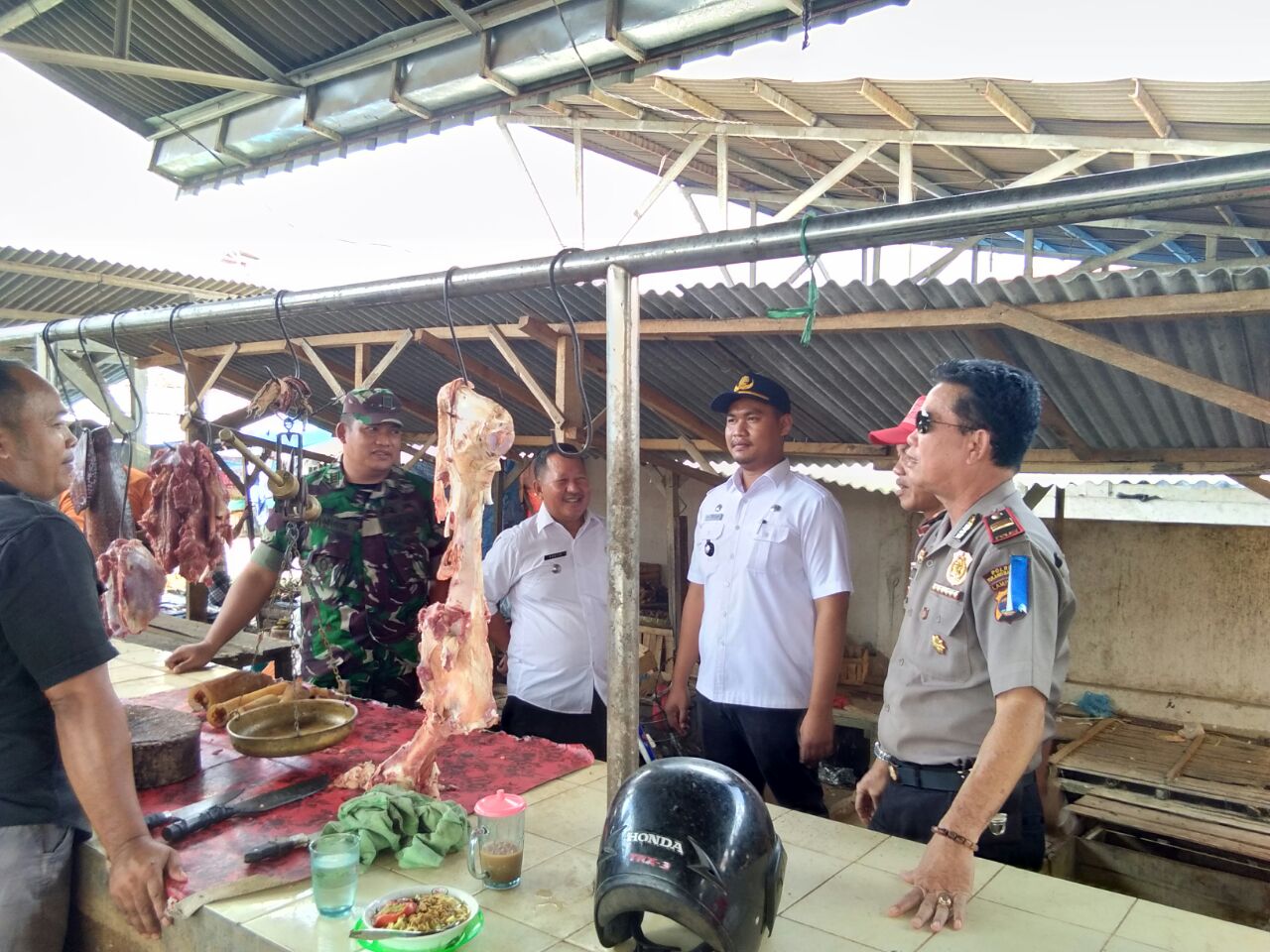 Menjelang Ramadhan Kapolsek Tumijajar Pantau Harga Sembako di Pasar Daya Murni