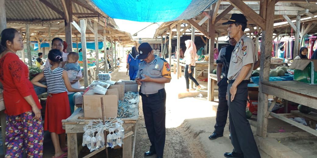 Kapolsek Gunung Agung Beserta Jajaran Giatkan Pembinaan Serta Penyuluhan di Pasar Mekar Jaya