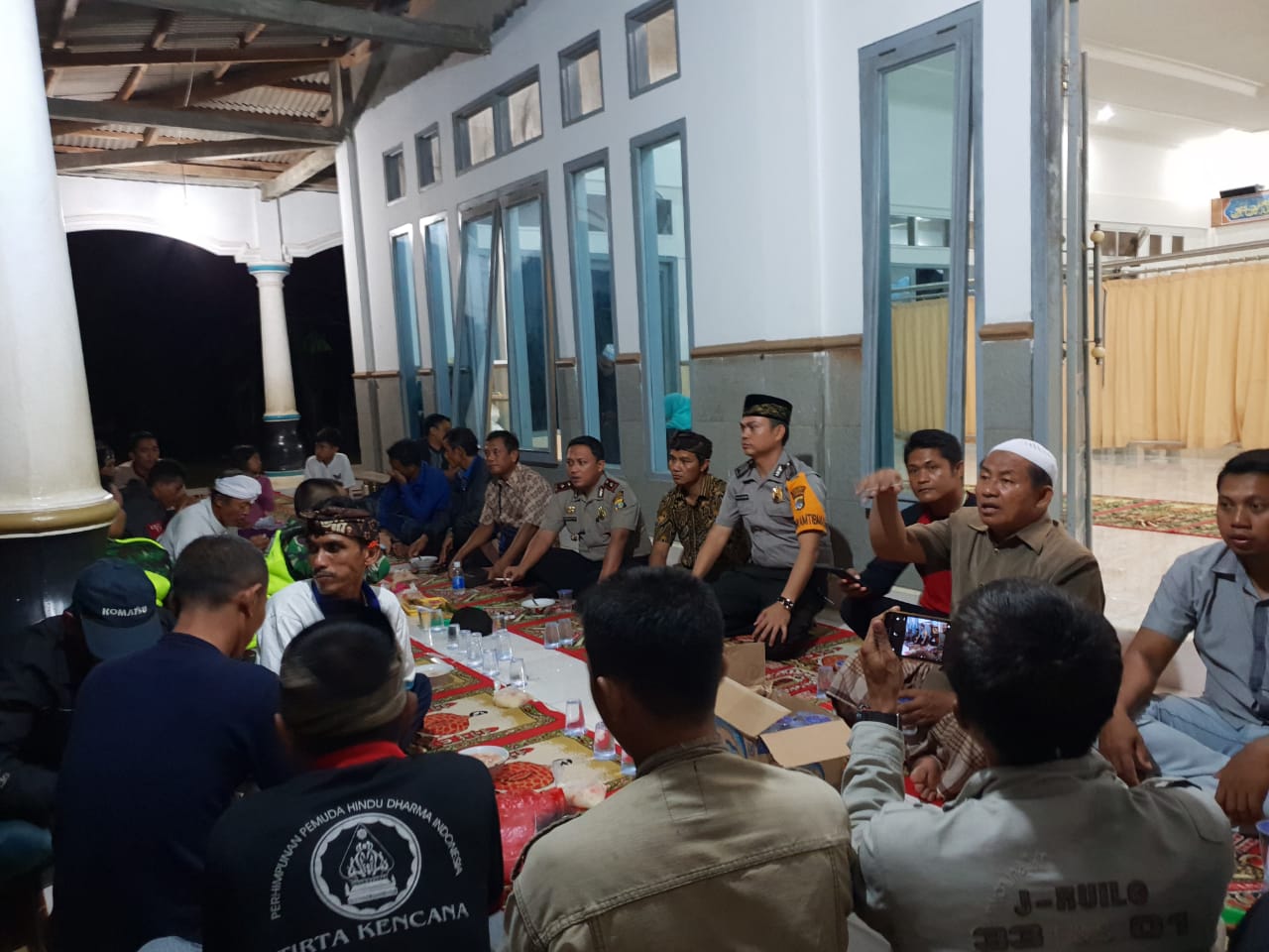 Tingkatkan Toleransi Antar Umat Beragama, Umat Hindu dan Nasrani Lakukan Pengamanan di Masjid