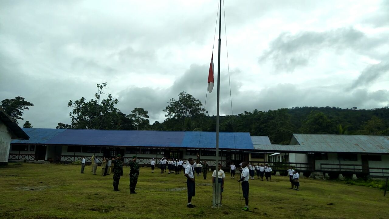 Satgas PAMTAS RI PNG Yonif 121/MK Bimbing Upacara Bendera di SMPN 1 Yang 5 Tahun Ditinggalkan