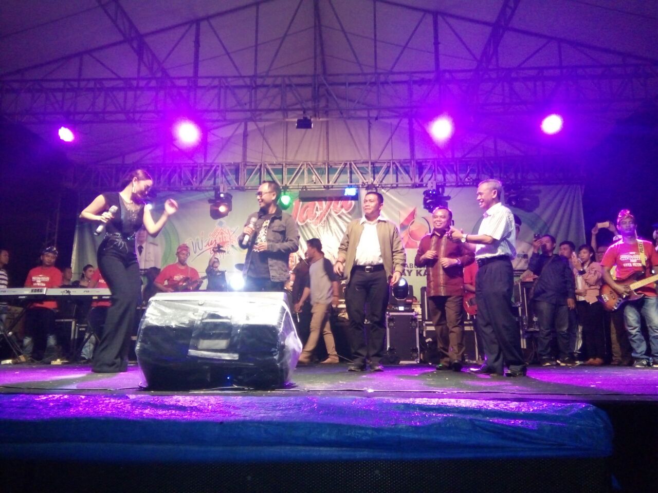 Zaskia Gotik Goyang Malam HUT Waykanan ke-19