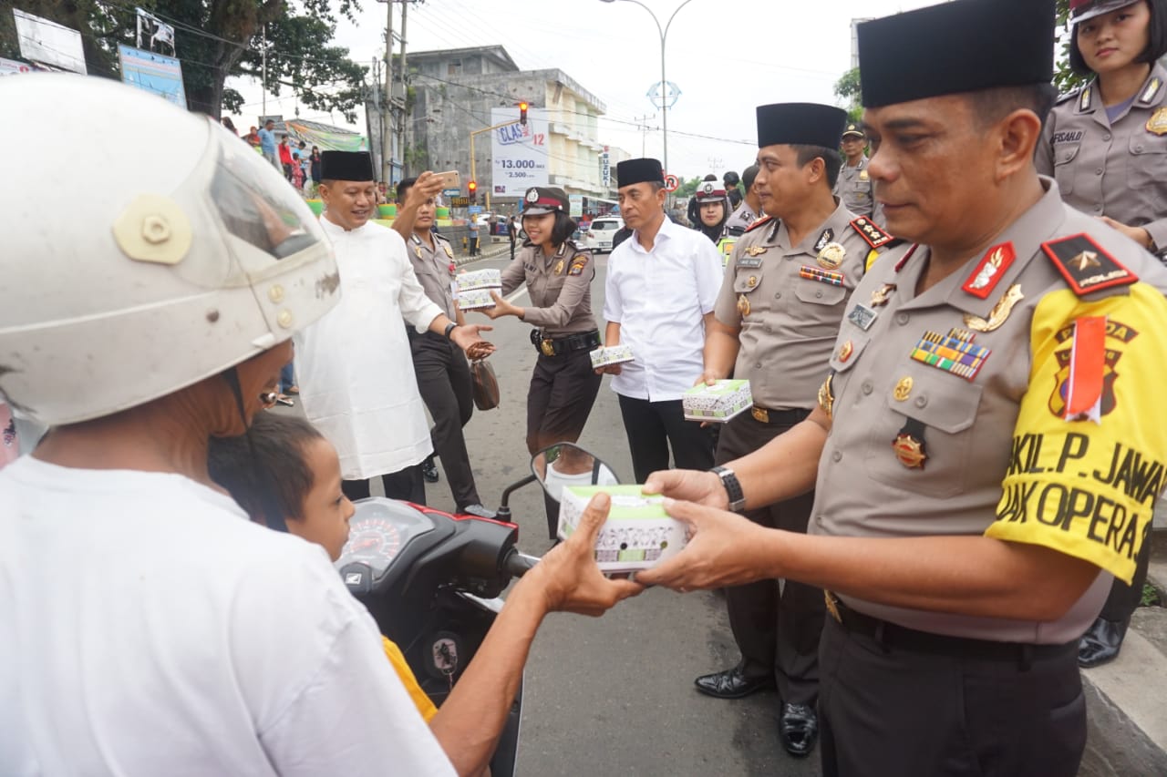 Brigjen Yoyol Bagikan Takjil di Jalinbar Tanggamus