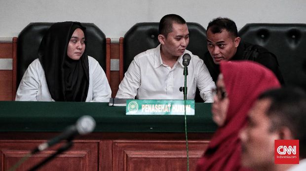 Suami Istri Bos Penipuan Umroh First Travel Divonis 20 dan 18 Tahun