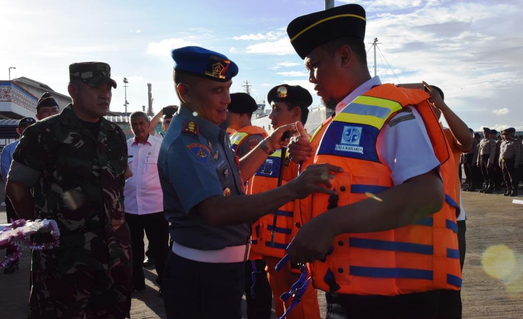 Prajurit Lantamal XII Pontianak Bersama Polri Buka Apel Kesiapan Angkutan Laut Pasca Lebaran