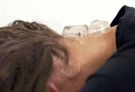 Keajaiban Meletakkan Es Batu di Tengkuk Leher yang Tidak Banyak Orang Tahu