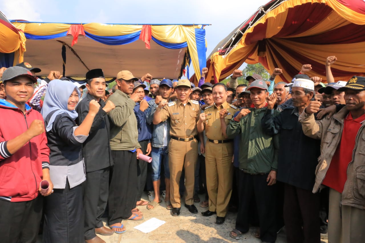 PM Menyerahan Bantuan Pupuk Intensifikasi Tanaman Kopi 2018