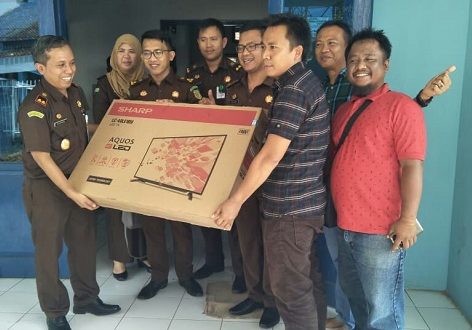 Kajari Berikan Cinderamata Satu Unit Televisi untuk PWI Lampura