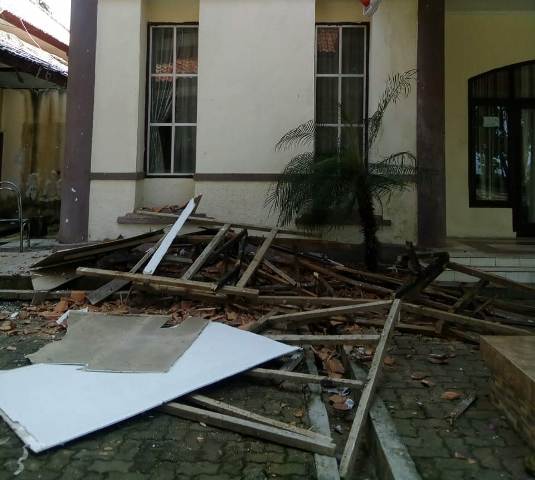 Atap Salah Satu Sudut Gedung DPRD Tanggamus Kembali Runtuh