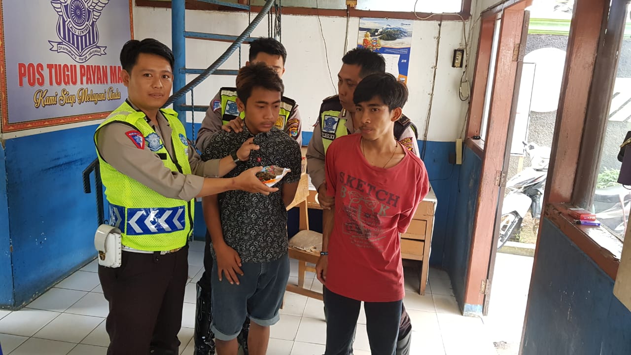 ABG Bawa Ganja, Pakai Motor Tidak Gunakan Helm, Terciduk Lantas Lampura