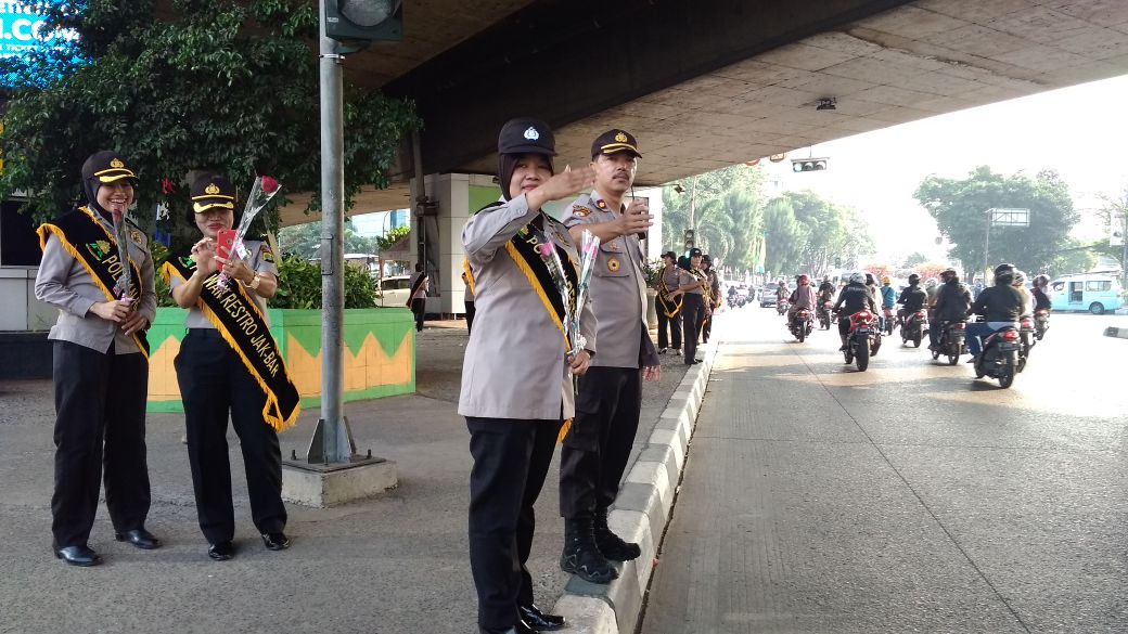 HUT Polwan ke 70, Srikandi Polres Jakbar Turun ke Jalan