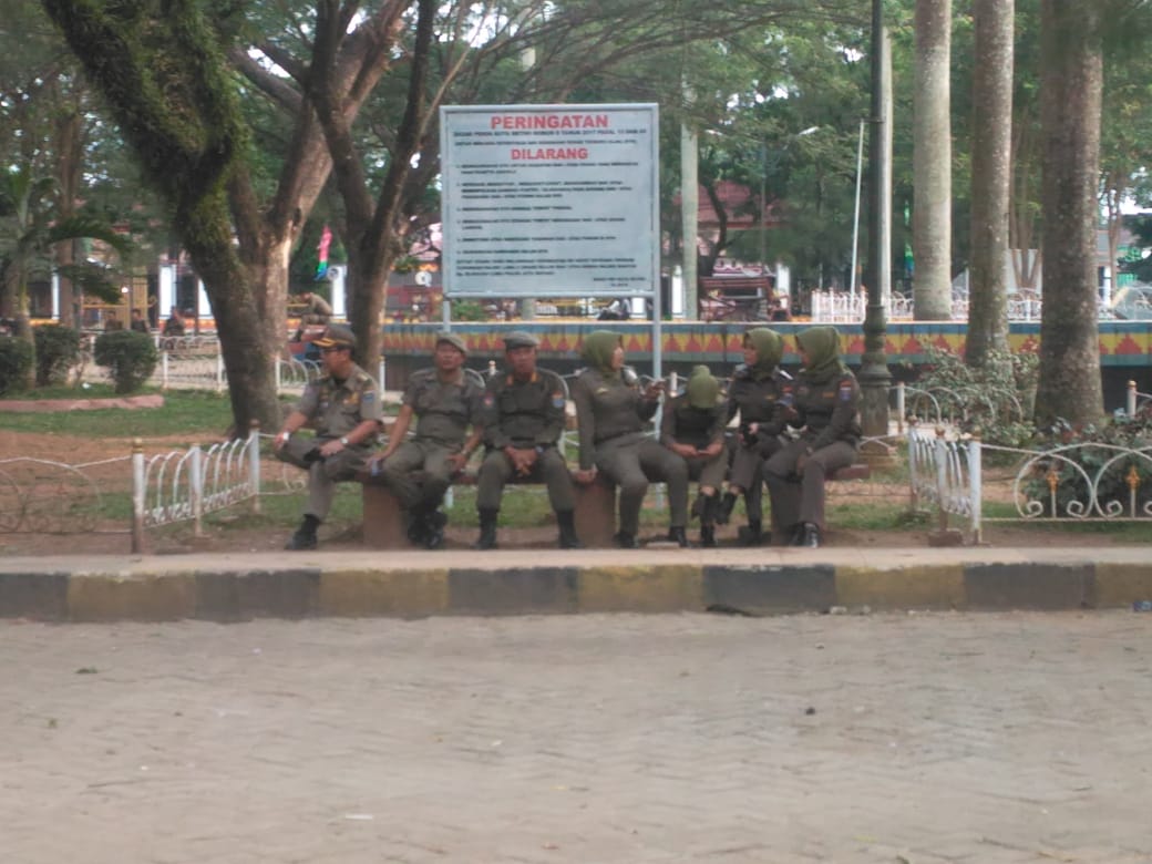 Lindungi Ruang Terbuka Hijau Pemkot Bersama Tim Gabungan Tata Pedagang Taman Merdeka