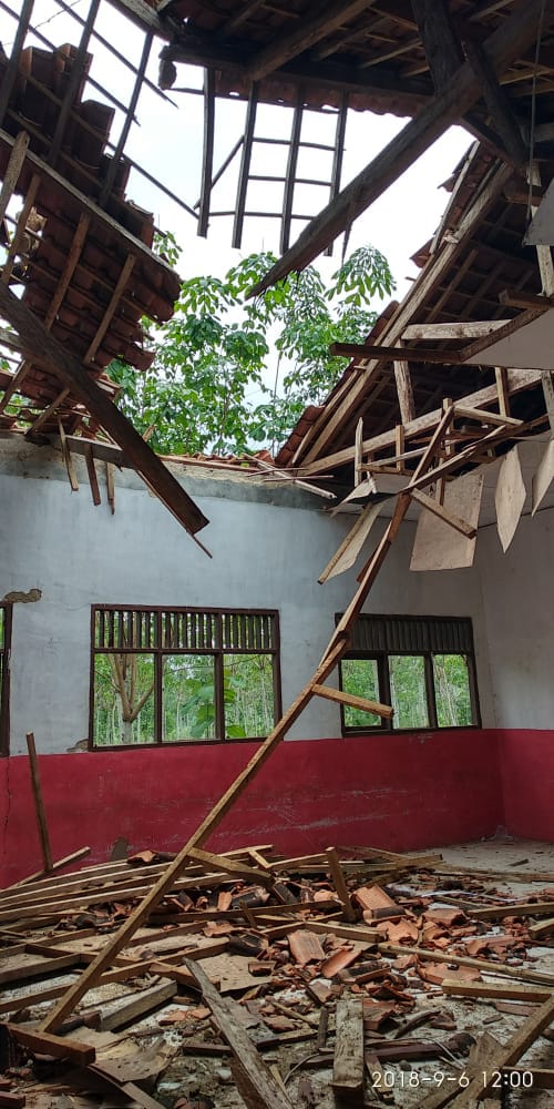 Kurangnya Perhatian dari Disdikbud Lampura, Atap SDN 4 Kalibalangan Runtuh