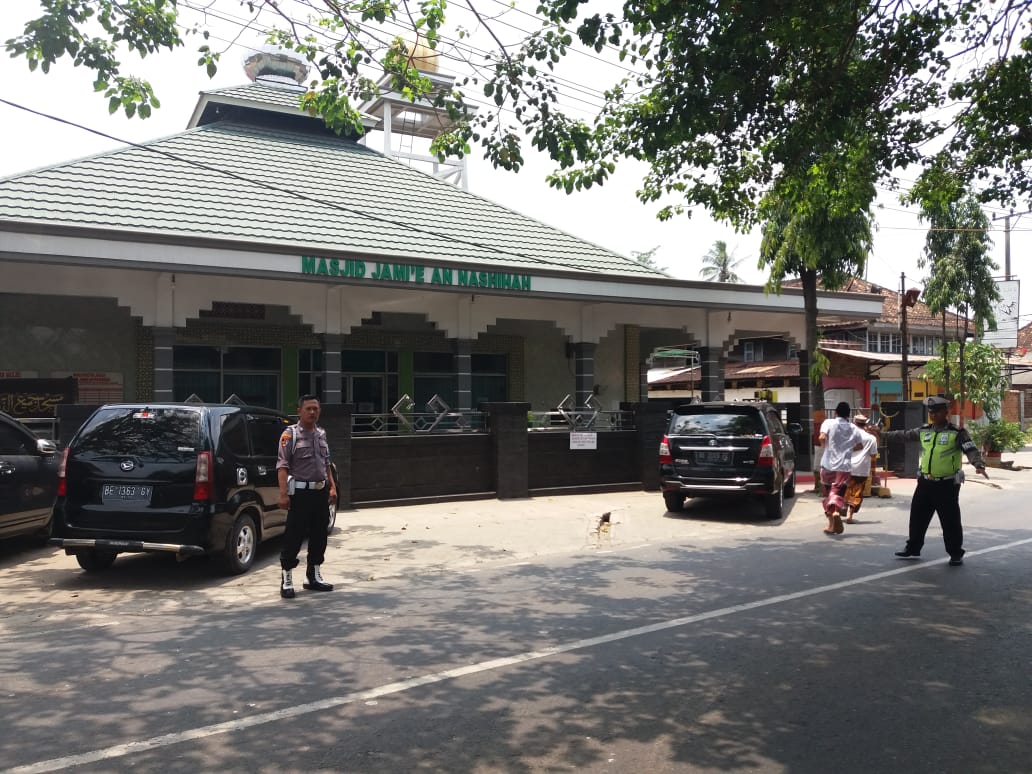 Polres Pesawaran Rutin Bersihkan Rumah Ibadah Melalui Polisi Peduli Rumah Ibadah