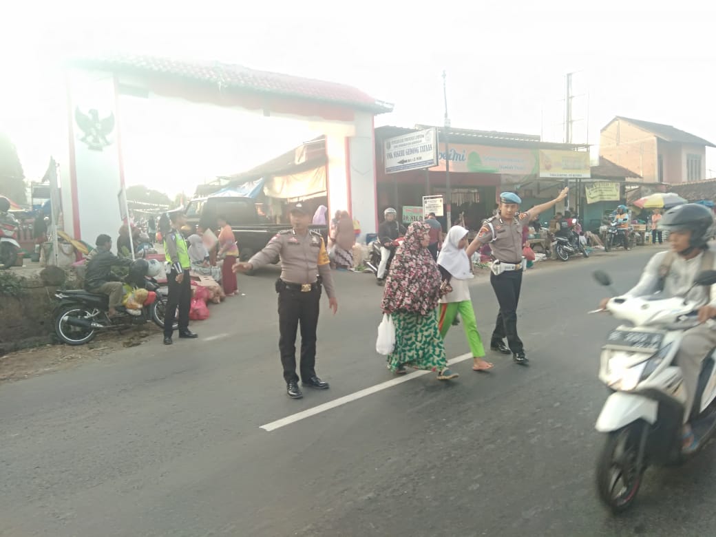 Semangat Melayani, Anggota Polres Pesawaran Bantu Seberangkan Warga
