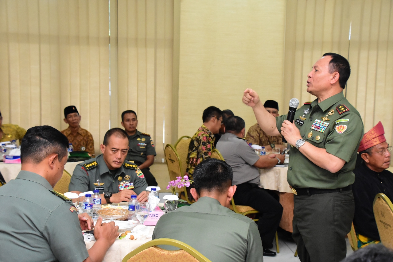 Komsos Danpusterad di Korem 031/Wira Bima: Warga Negara Wajib Jaga Keutuhan Bangsa