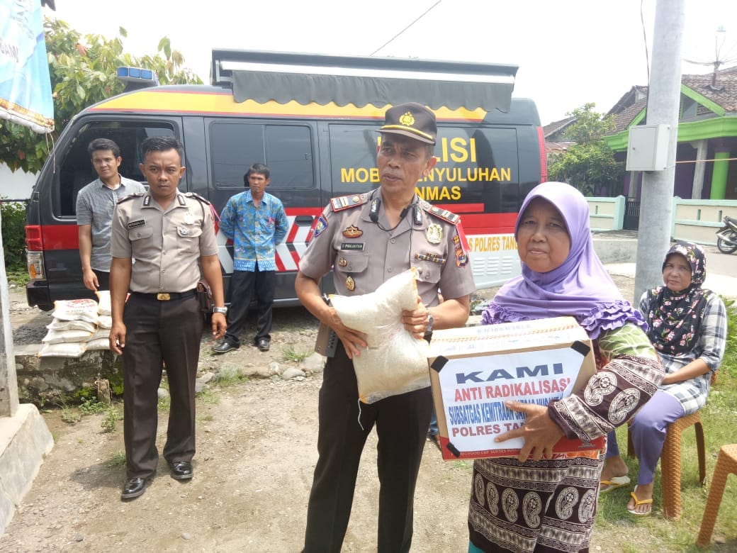 Penyerahan 20 Paket Bahan Pokok Kepada Warga Kurang Mampu