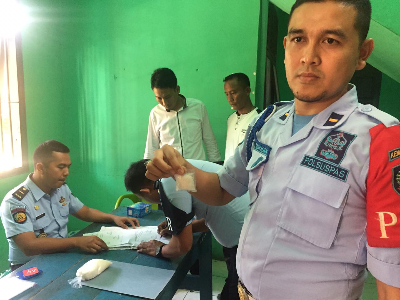 Hendak Susupkan Sabu Dalam Kemasan Gula, Pria tak Dikenal Berhasil Kabur