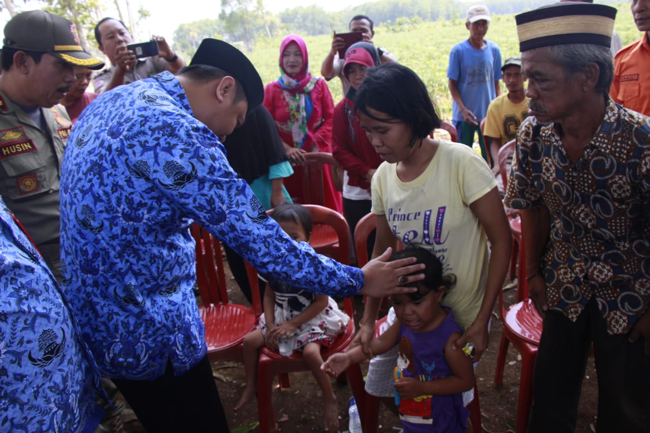 Bupati Lampura Kunjungi dan Bantu Warga Korban Angin Puting Beliung