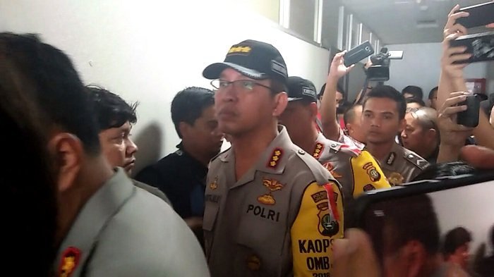 Dua Lubang Bekas Peluru Kembali Ditemukan di Gedung DPR-RI Senayan Jakarta