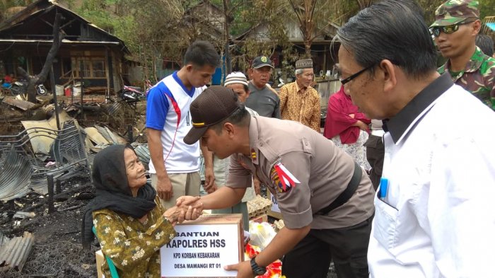 Polres HSS dan Polsek Padang Batung Beri Bantuan Kepada Korban Musibah Kebakaran