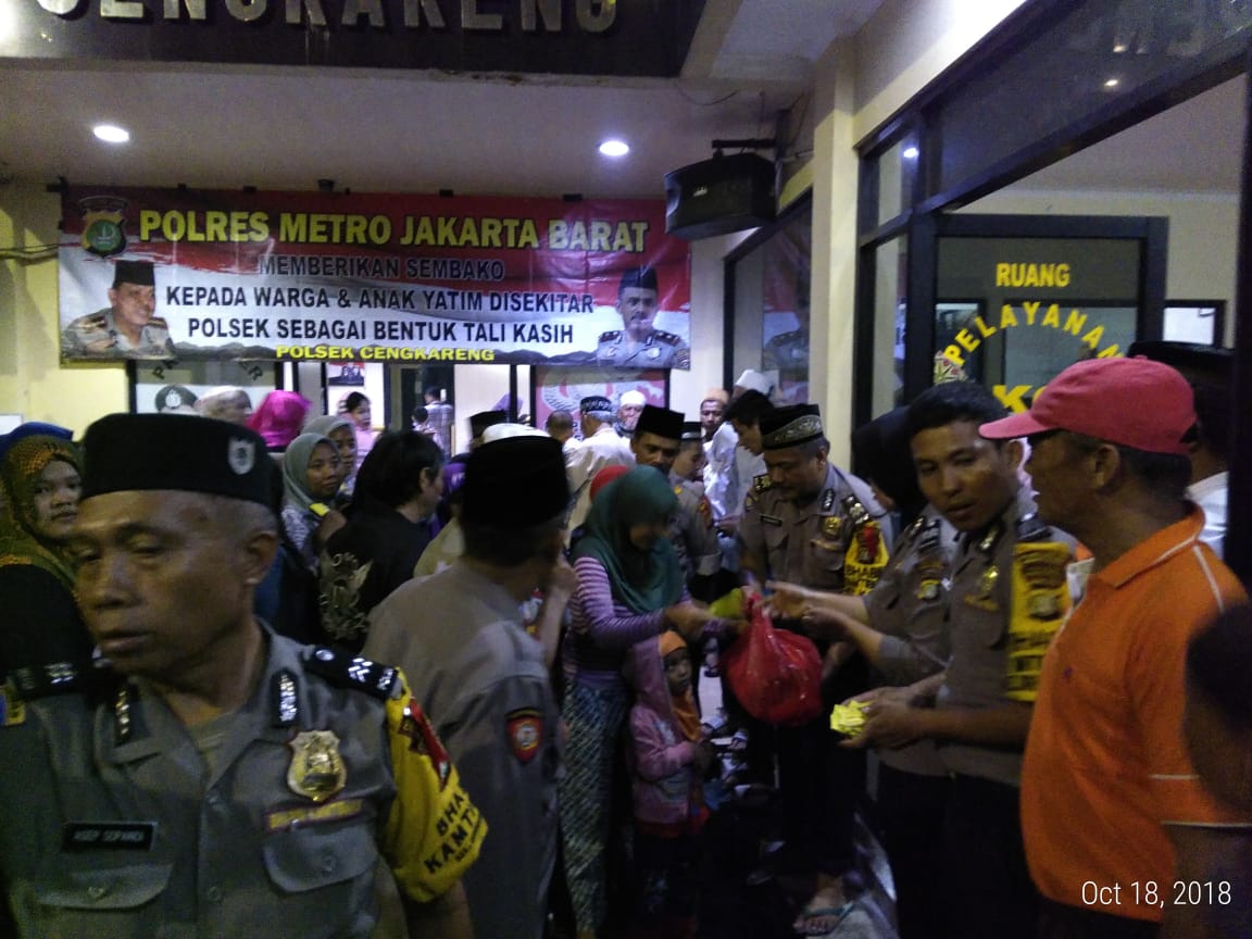 Kapolsek Cengkareng Beri Santunan Kepada Warga Sekitar Polsek