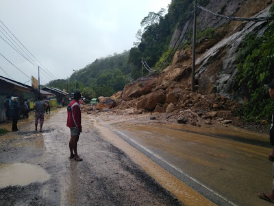 Akibat Hujan Lebat Jalan Lintas Riau-Sumbar Longsor