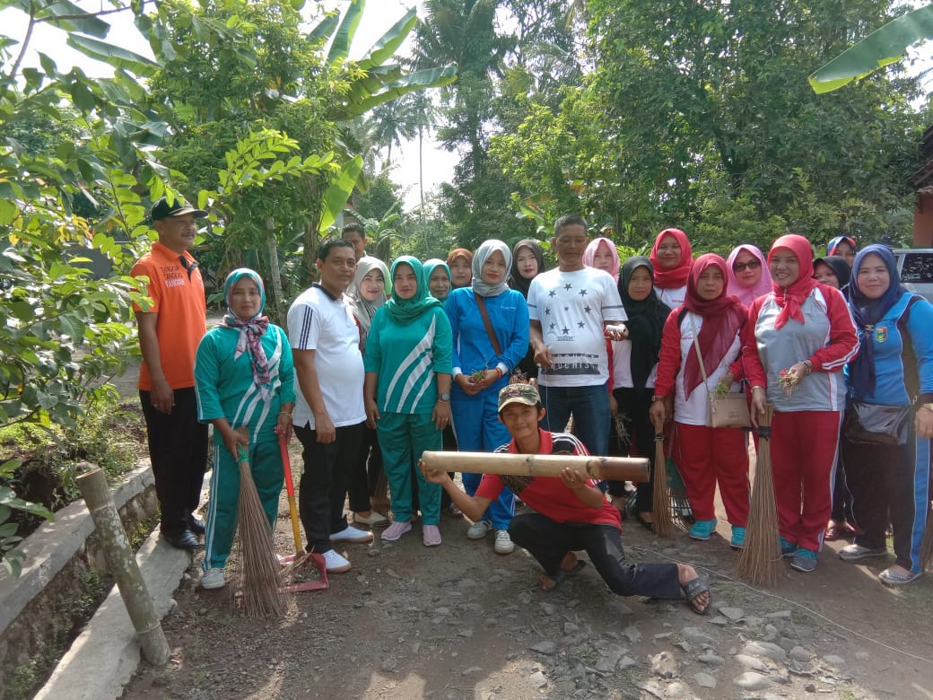 Camat Wonosobo Pimpin Pegawai dan Aparat Pekon Bakti Jumat Bersih