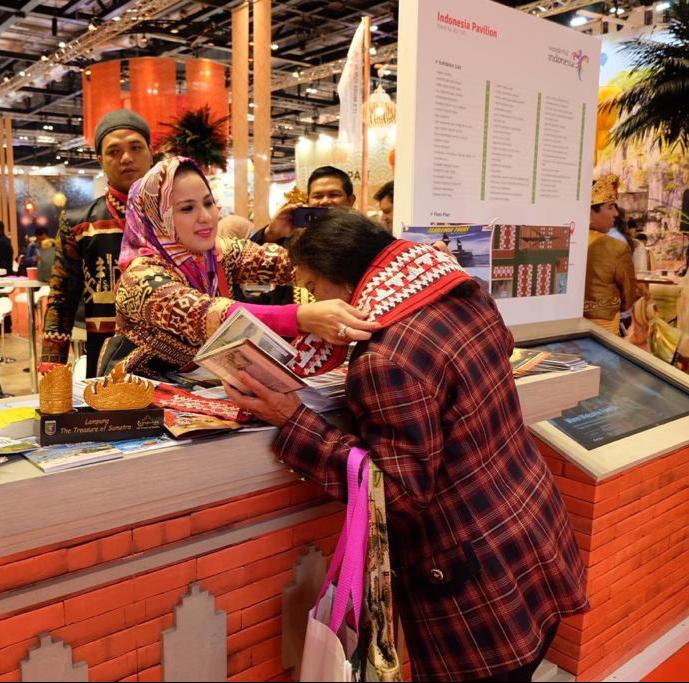 Yustin Ficardo Promosikan Kain Tapis Lampung di WTM London