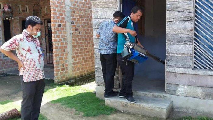 Cegah Korban DBD Berjatuhan, Tim dari Dinas Kesehatan Tulangbawang Lakukan Fogging