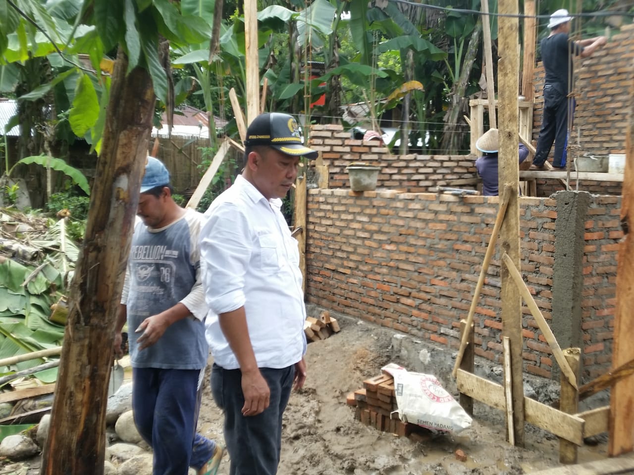 Warga Bersama Kepala Pekon Sridadi dan Jajaran Serta Ketua Fraksi PDIP DPRD Tanggamus Lakukan Kegiatan Bedah Rumah