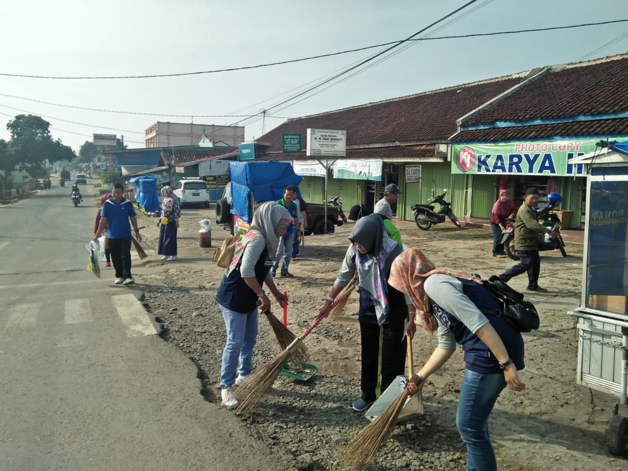 Jum’at Bersih, Tanjung Harapan Gotong Royong Bersihkan Drainase dan Trotoar Sepanjang Jalan Soekarno Hatta