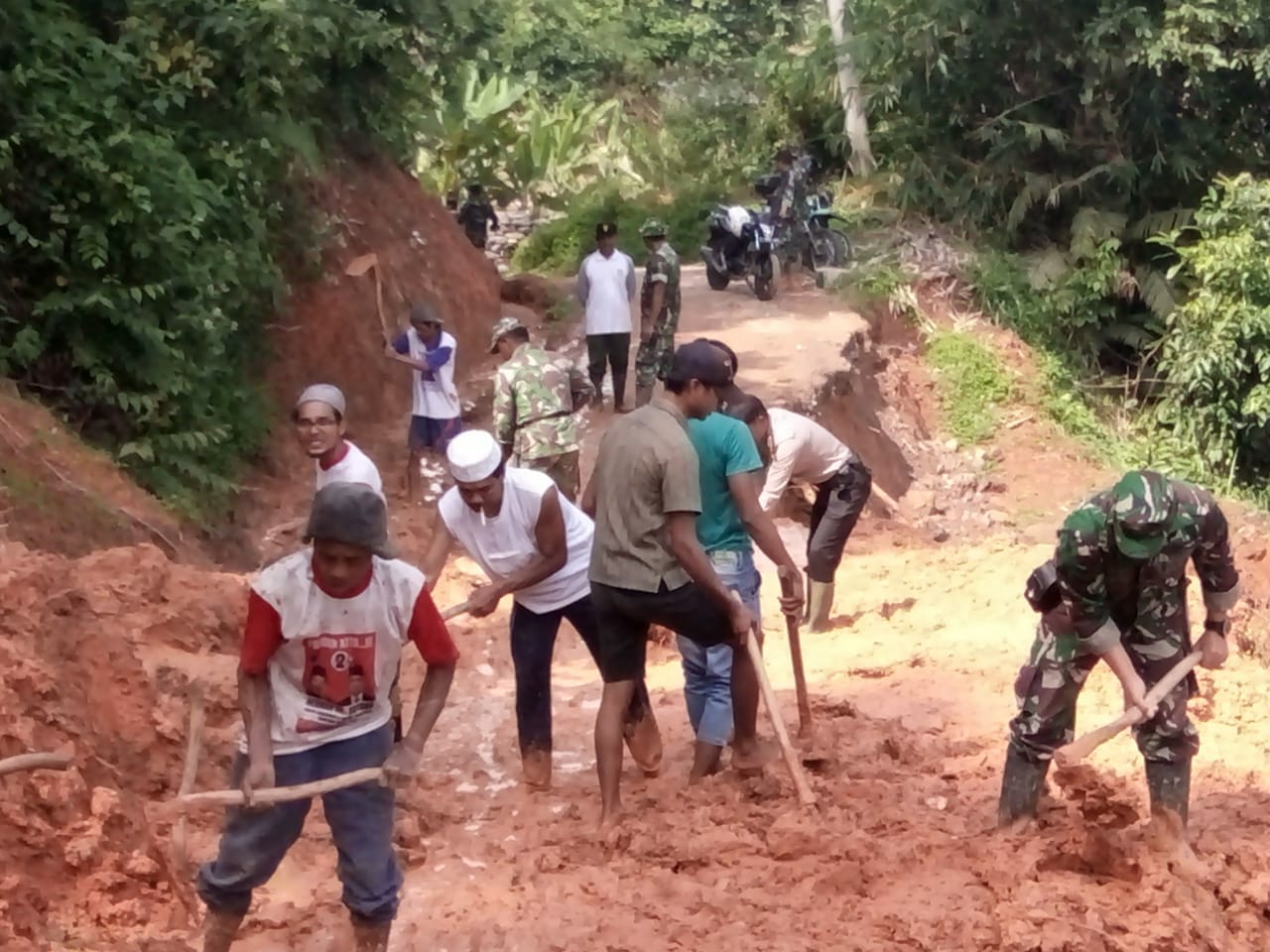 Polres Tanggamus Bersama Koramil Membantu Warga Laksanakan Gotong Royong