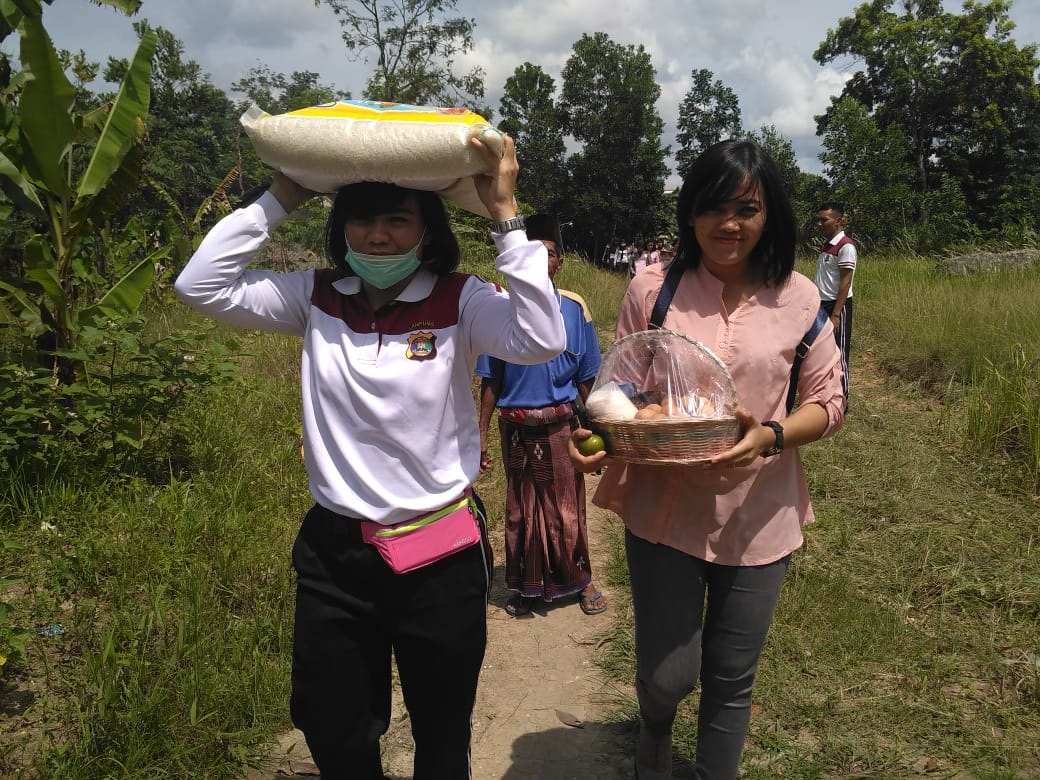 Jumat Berkah Ala Polwan Cantik Polres Tulang Bawang