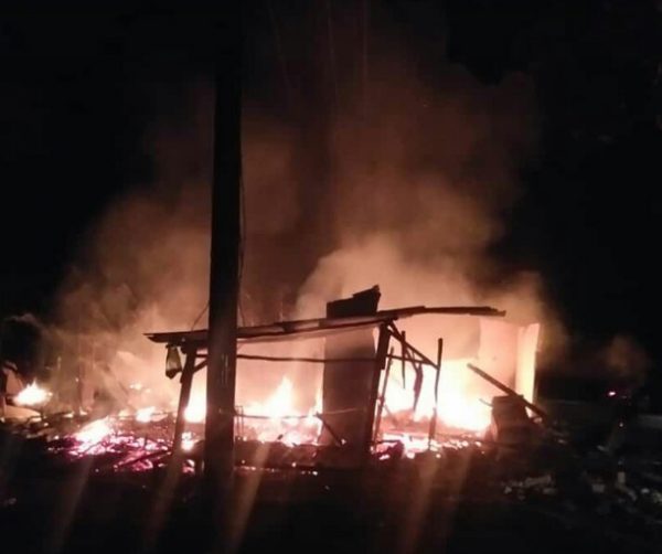 Tidak Terima Kerabatnya Tewas, Massa Bakar Rumah Pelaku di Lebuh Dalem Tulangbawang