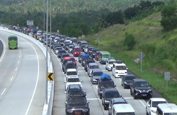 Respon Sensor Pintu Tol Bakauheni Lambat, Ratusan Kendaraan Pemudik Mengular