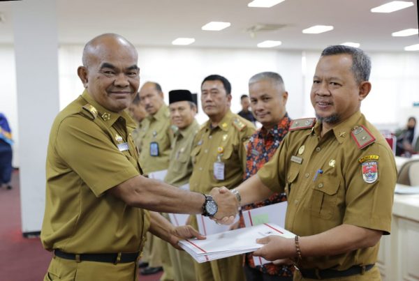 Pemprov Lampung Serahkan Piagam Penghargaan untuk Pahlawan Demokrasi