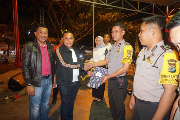 Plt Bupati Nanang, Beri Hadiah Umroh 3 Anggota Kamtibmas di Malam Panggung Prajurit
