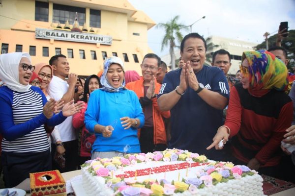 Usai Senam Bersama, Nunik Dapat Surprise Kue Ulang Tahun